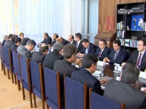 Dilma pede apoio a governadores contra projetos que elevam despesas