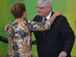 Dilma reconduz Janot à PGR e exalta combate à corrupção