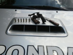 Discussão por imóvel tem ameaça, apreensão de arma e prisão