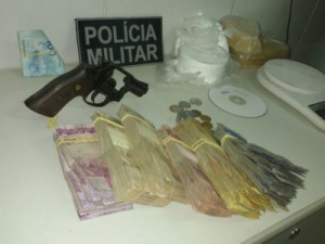 Dois homens presos com arma, drogas, mais de R$ 15 mil e objetos