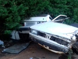 Dois jovens ficam feridos em acidente com carro que partiu ao meio no PR