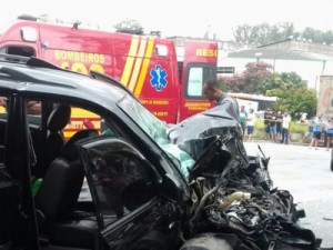 Dois ladrões morrem após colisão frontal com ônibus