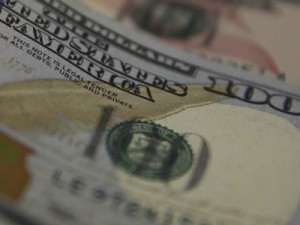 Dólar avança com ambiente externo e disputas internas do governo Bolsonaro