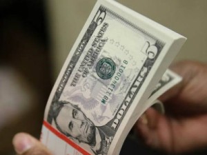 Dólar cai após reforma ministerial e cortes de gastos