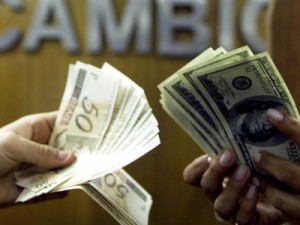 Dólar fecha abaixo de R$ 3,60 e renova mínima em mais de 6 meses