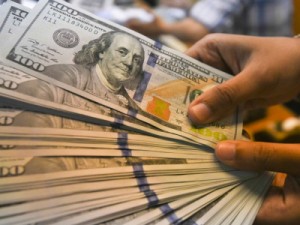 Dólar fecha em alta, após decisão do STF e com cautela sobre guerra comercial