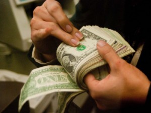 Dólar fecha em alta com incerteza eleitoral, subiu 1,44%