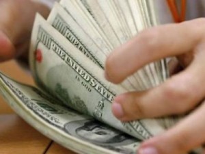 Dólar fecha em alta e fica acima de R$ 3,90, de olho em cenário externo