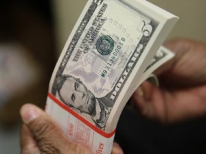 Dólar opera em alta e chega a R$ 3,88