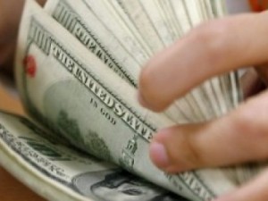 Dólar opera em forte alta após atingir nova máxima na véspera