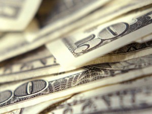 Dólar segue exterior e cai na véspera de decisão do Fed