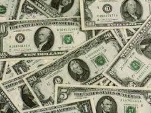 Dólar sobe em meio a apostas de alta dos juros nos EUA e futuro da Grécia