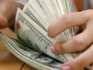 Dólar sobe forte e chega a R$ 3,28 nesta sexta-feira