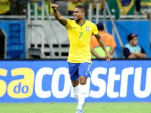 Douglas Costa se vê "livre e solto" na Seleção como no Bayern de Munique