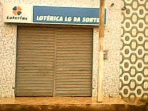 Dupla armada assalta Casa Lotérica e deixa reféns trancados por uma hora em Caridade do Piauí