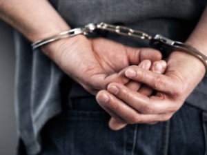 Dupla com moto roubada assaltando é presa no Crato