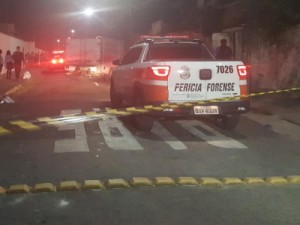 Dupla de jovens é morta a tiros quando conversava com amigos em rua