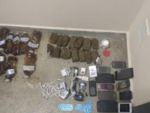 Dupla é flagrada ao tentar jogar 14 kg de maconha e 11 celulares em presídio na Bahia