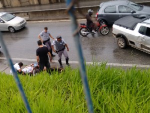 Dupla é flagrada com drogas após fugir da polícia e causar acidente