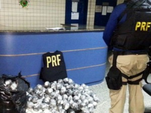 Dupla é presa com mais de 100 kg de cocaína na Região dos Lagos do RJ