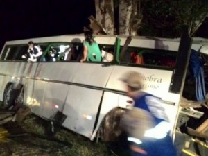 Durante tentativa de assalto, ônibus sofre acidente e deixa vários mortos