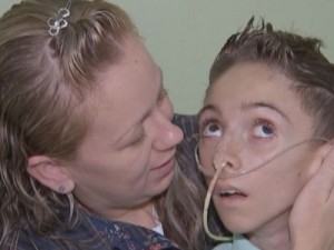 'É a única esperança', diz pai de jovem com doença rara sobre tratamento