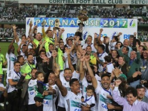 É campeão! Coritiba fica no empate com o Atlético-PR e levanta a taça