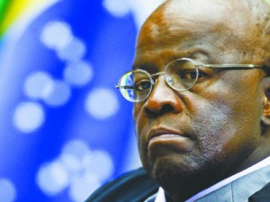 'É de chorar de vergonha!', diz Joaquim Barbosa sobre votação do impeachment