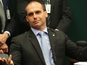 Eduardo Bolsonaro volta a atacar STF: 'a gente não vai se dobrar'