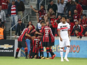 Eficaz, Atlético-PR vence o Santa Cruz e deixa a zona de rebaixamento: 1 a 0