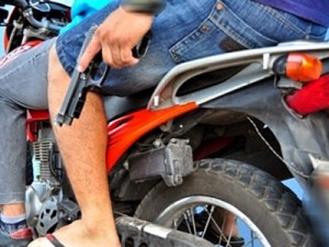 Elementos fazem arrastão de celular, dinheiro e objetos