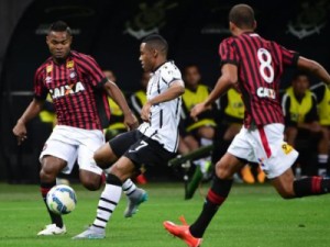 Elias espera atuar em Maracanã lotado no "maior jogo do Brasil"