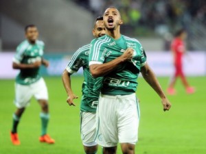 "Eliminado" por um minuto, Palmeiras bate Inter em jogo de 5 gols e avança