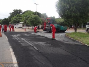 Em Barbalha, Coral recupera pavimentação asfáltica em operação tapa-buraco