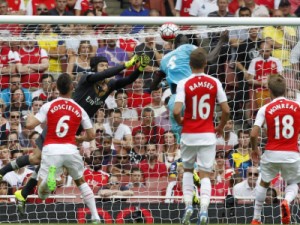 Em estreia ruim de Cech, Arsenal é derrotado por West Ham por 2 a 0