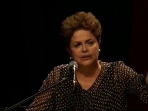 Em festa do PT, Dilma diz que país tem de ter 'orgulho' da Petrobras