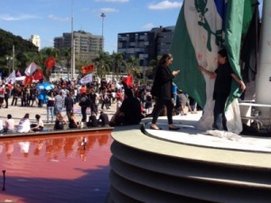 Em greve, professores do PR fazem protesto por feridos em confronto