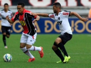 Em jogo aberto e com polêmica, JEC e Atlético-MG empatam em 2 a 2