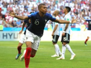 Em jogo com duas viradas, França elimina Argentina com show de Mbappé