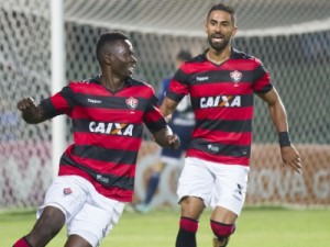 Em jogo com três expulsões, Vitória bate o Coritiba fora e deixa a zona de rebaixamento