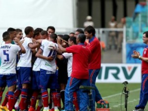 Em jogo de muitas chances, Bahia vence Atlético-GO por placar magro