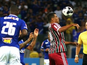 Em jogo de sete gols, Diego Souza faz três, Flu bate Cruzeiro e ganha respiro