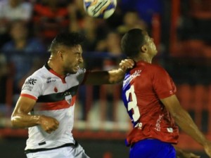 Em jogo decisivo, Atlético-GO leva melhor sobre o Paraná no Antônio Accioly