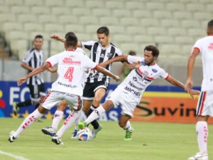 Em jogo movimentado, Ceará vence o Ferroviário e retorna à liderança