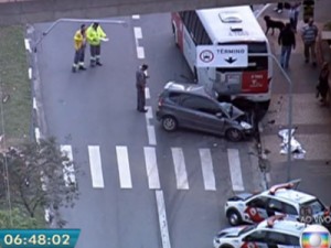 Em perseguição policial, carro bate em ônibus e deixa morto em Itaquera