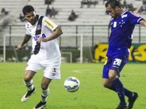 Em São Januário, Cruzeiro vence terceira seguida e afunda Vasco