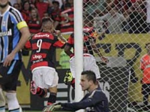 Em sua estreia no Maraca, Guerrero dá vitória ao Fla sobre o Grêmio