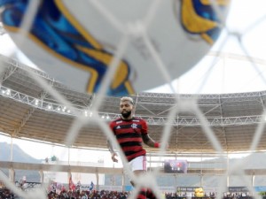 Em um ano pelo Flamengo, Bruno Henrique iguala 2018 pelo Santos