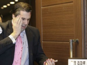 Embaixador dos EUA na Coreia do Sul é esfaqueado em evento em Seul