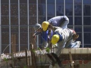 Emprego na construção civil registra queda em maio
